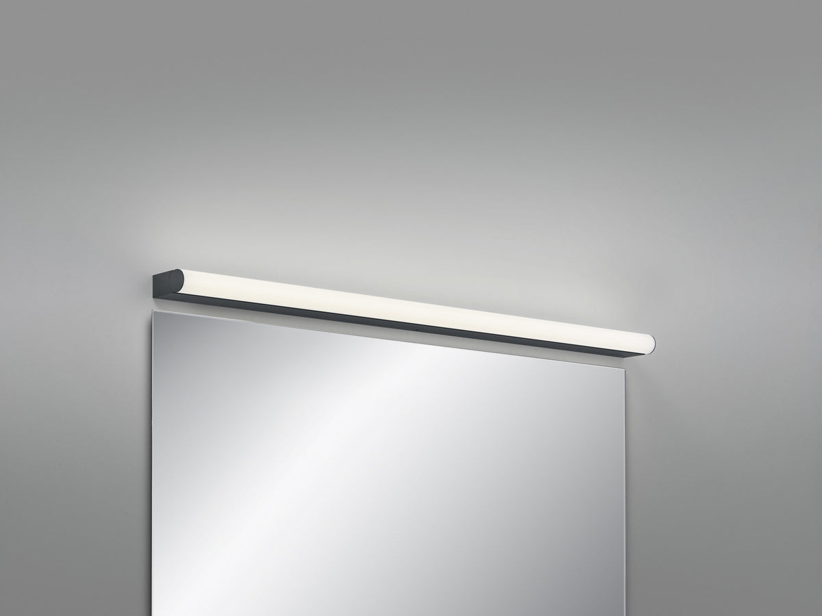 Applique murale linéaire noire fixée horizontalement au-dessus d'un miroir de salle de bain