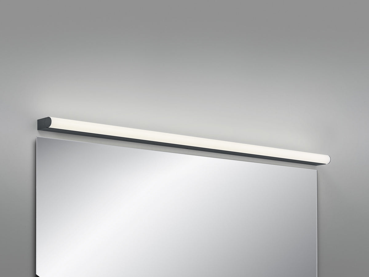 Vue de face du bandeau lumineux horizontal éclairant le miroir sur un mur gris