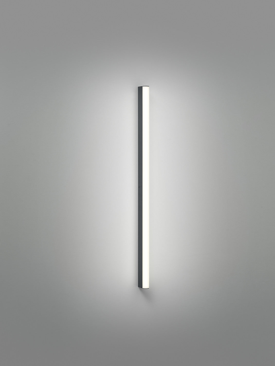 Installation verticale du luminaire sur mur gris, diffuseur blanc allumé