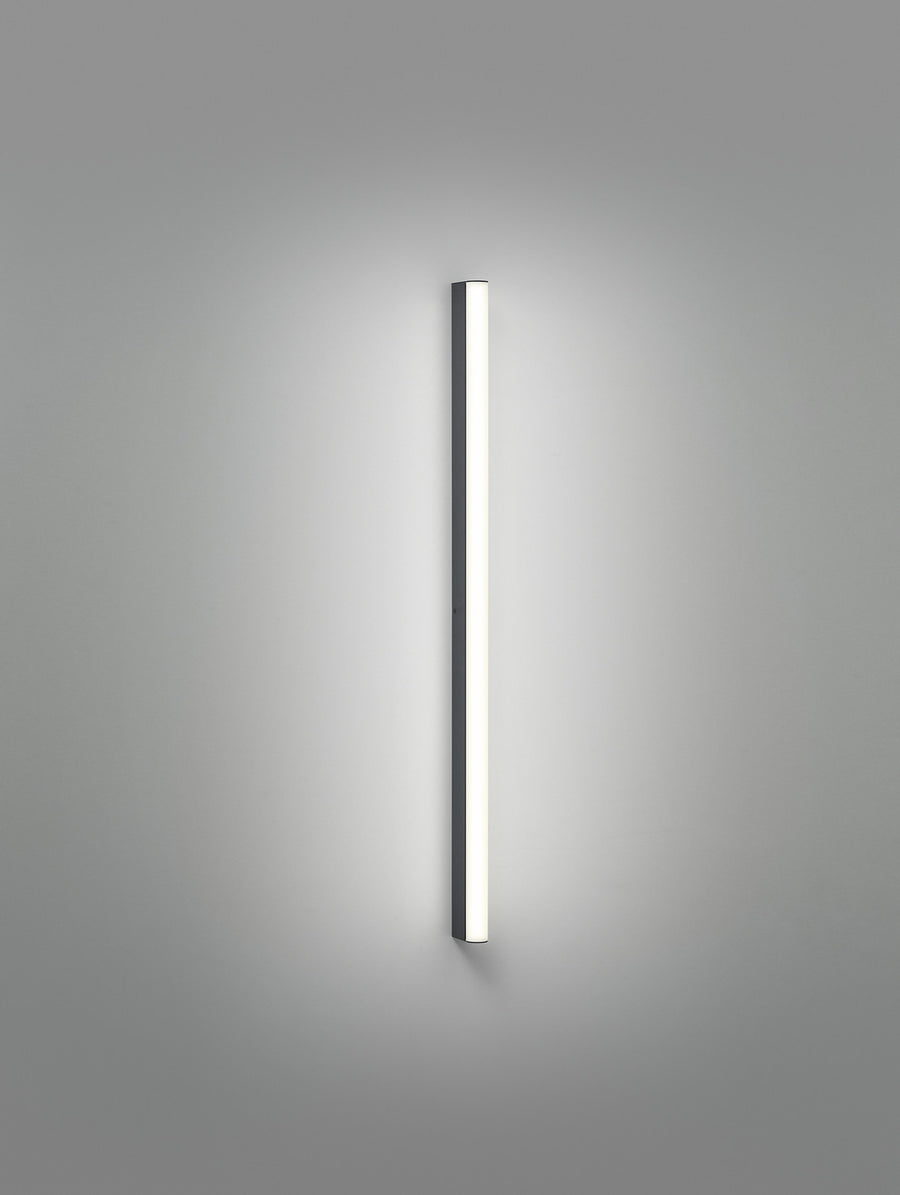 Installation verticale du luminaire sur mur gris, diffuseur blanc allumé