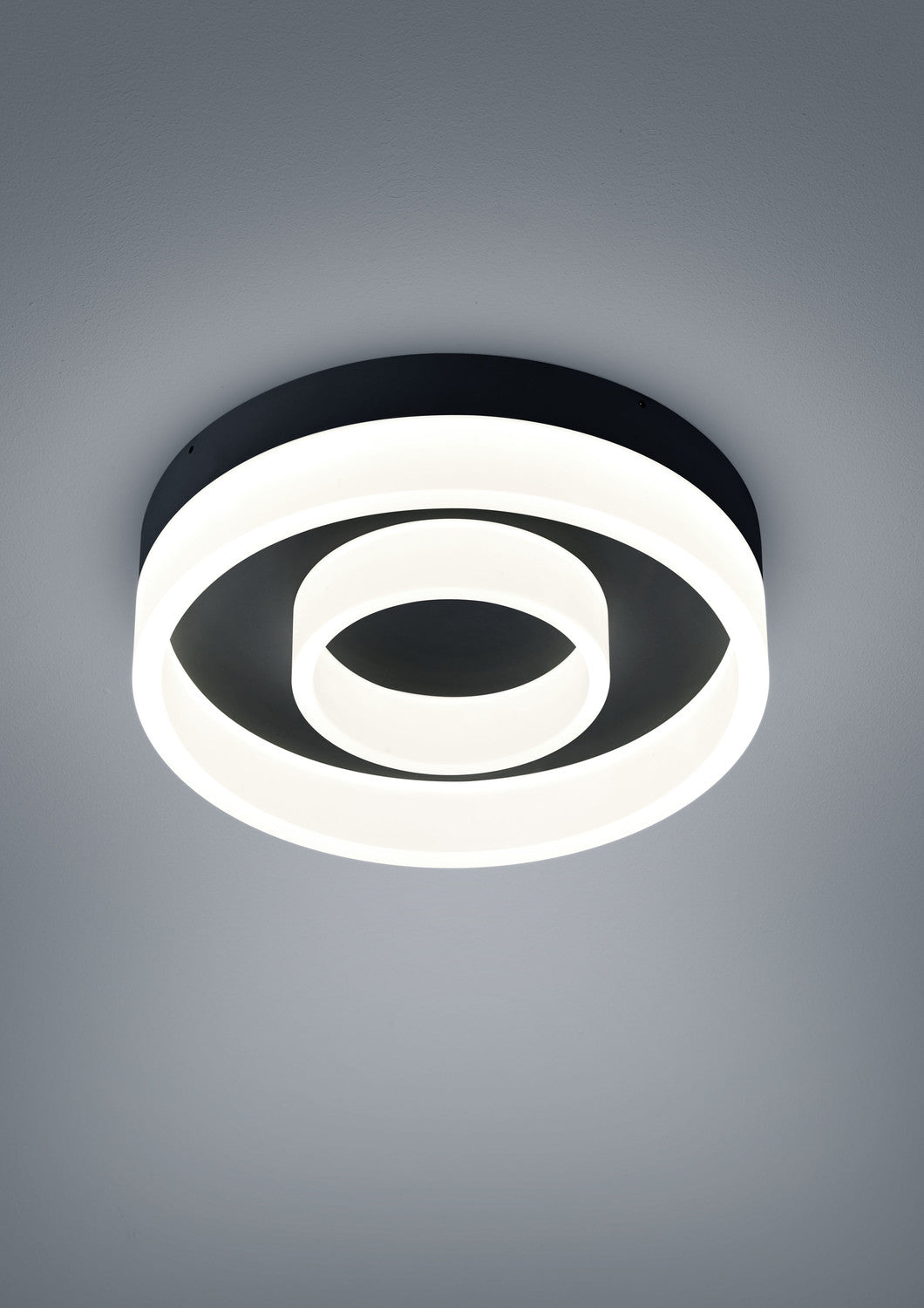 Vue rapprochée du plafonnier noir, détail du socle et de l'anneau LED