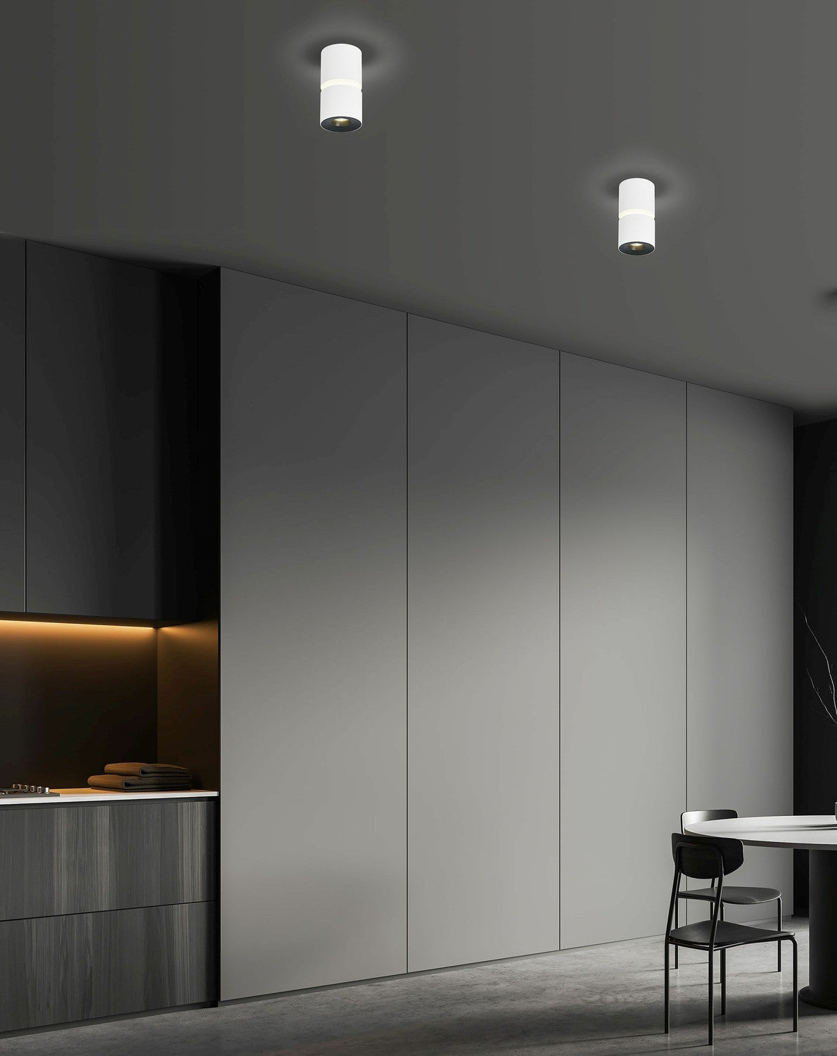 Mise en ambiance dans une cuisine moderne sombre, deux plafonniers blancs fixés au plafond.