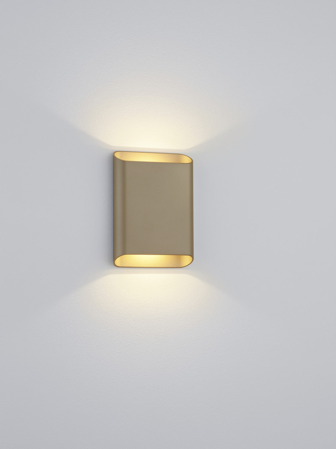 Plan rapproché du boîtier rectangulaire fixé au mur, finition taupe et intérieur doré