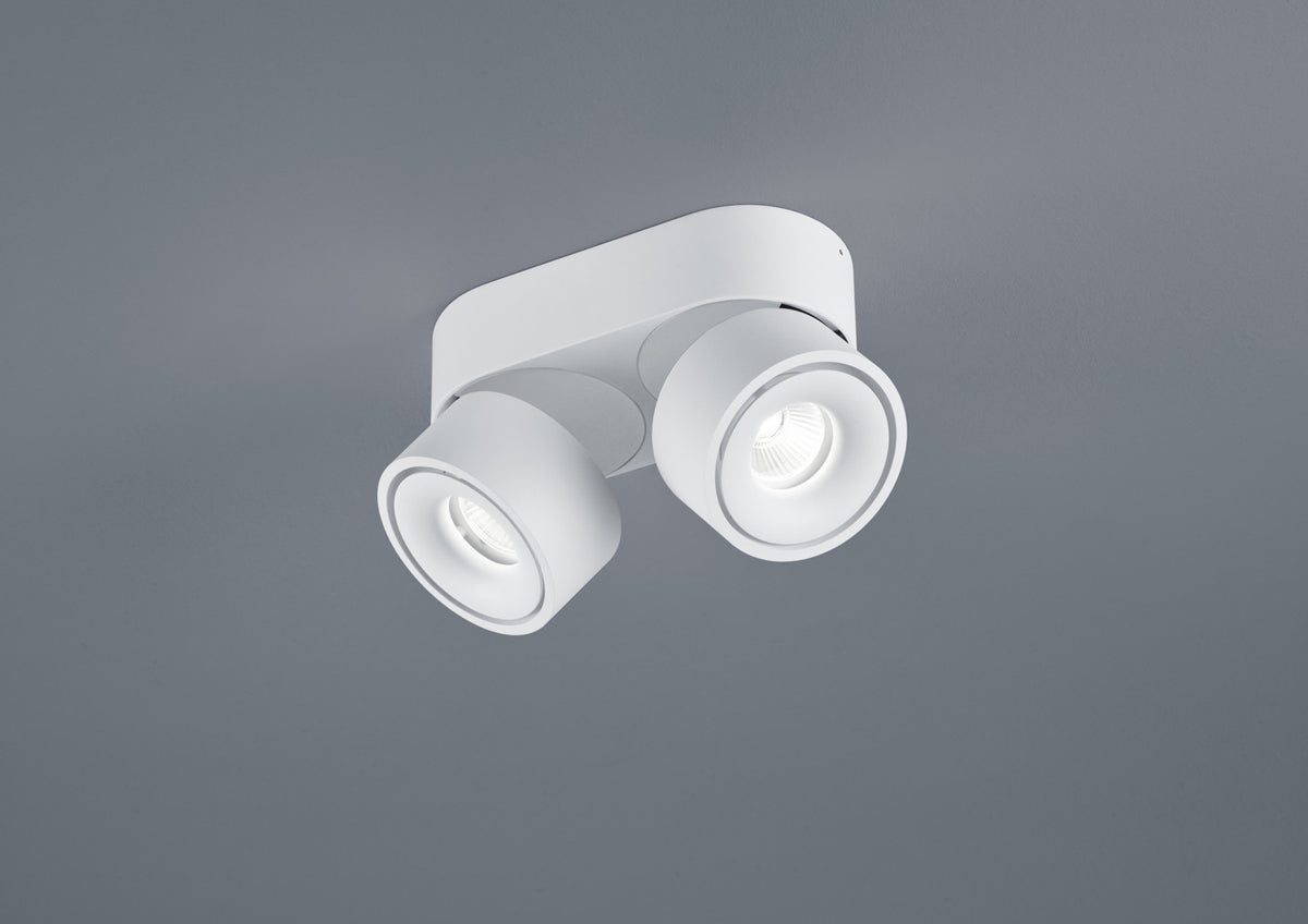 Gros plan sur les spots blancs pivotants et leur support de plafond