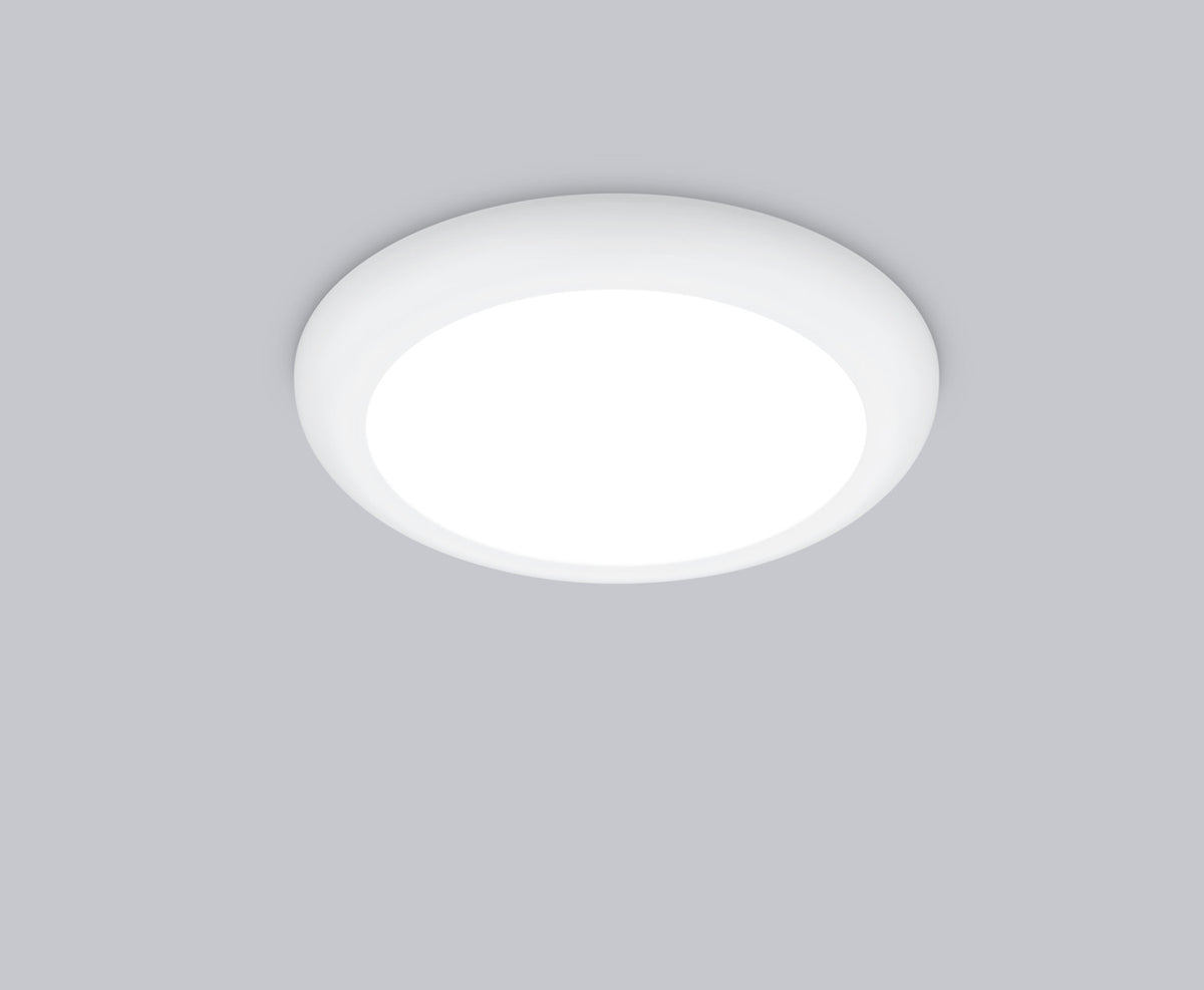 Vue de face du plafonnier rond blanc éclairé sur fond gris neutre