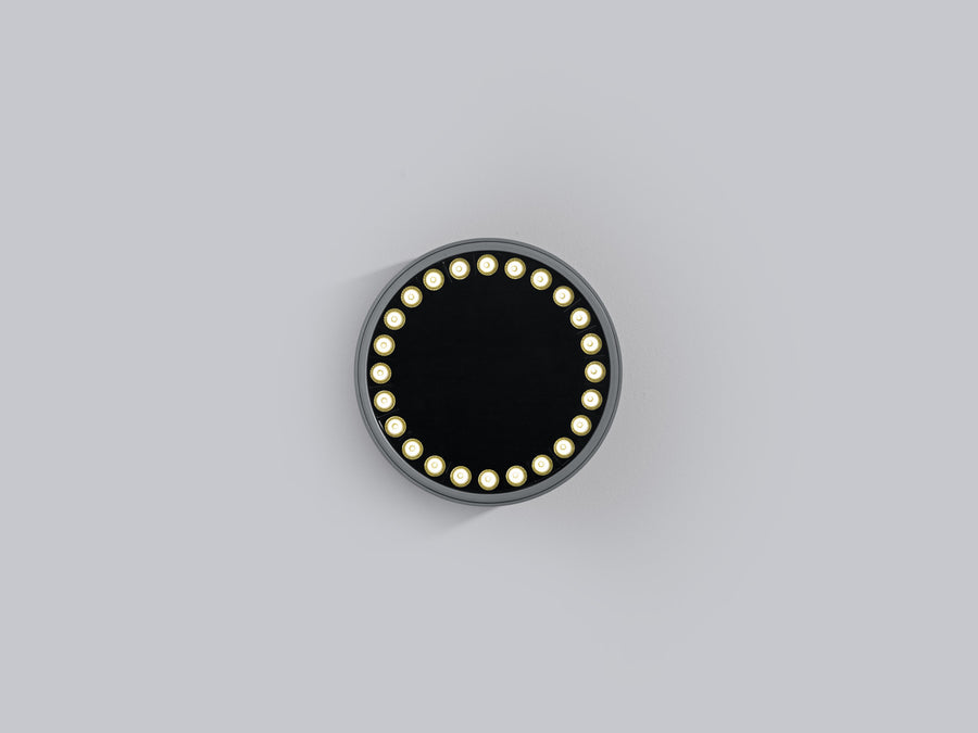 Vue de face du plafonnier rond avec sa couronne régulière de petites LED dorées