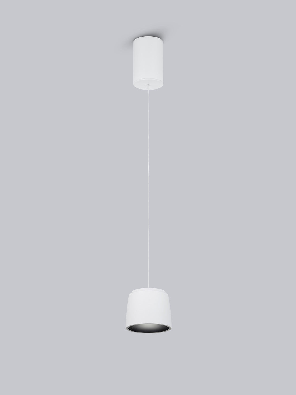 Vue rapprochée de l'abat-jour blanc, intérieur sombre et rosace de plafond