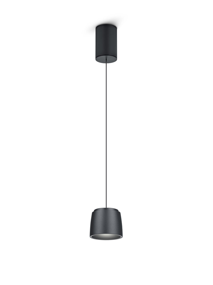 Suspension noire présentée sur fond blanc, abat-jour et rosace de forme cylindrique.