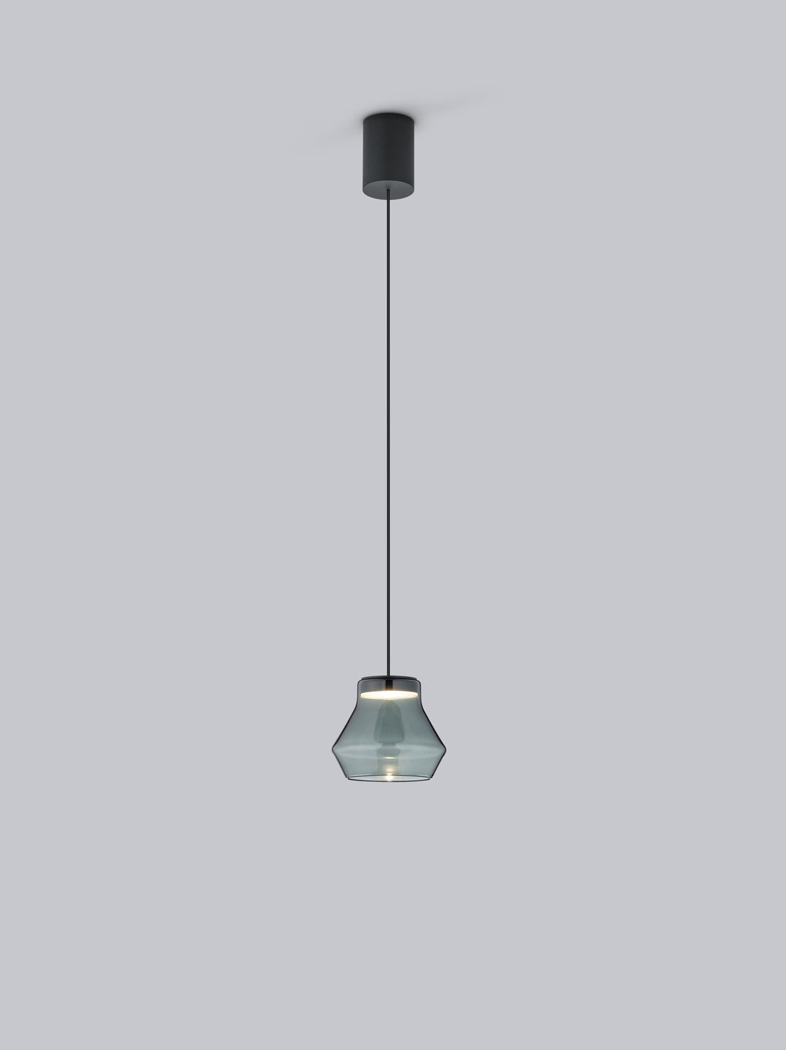 Suspension noire allumée sur fond gris, abat-jour en verre fumé et câble