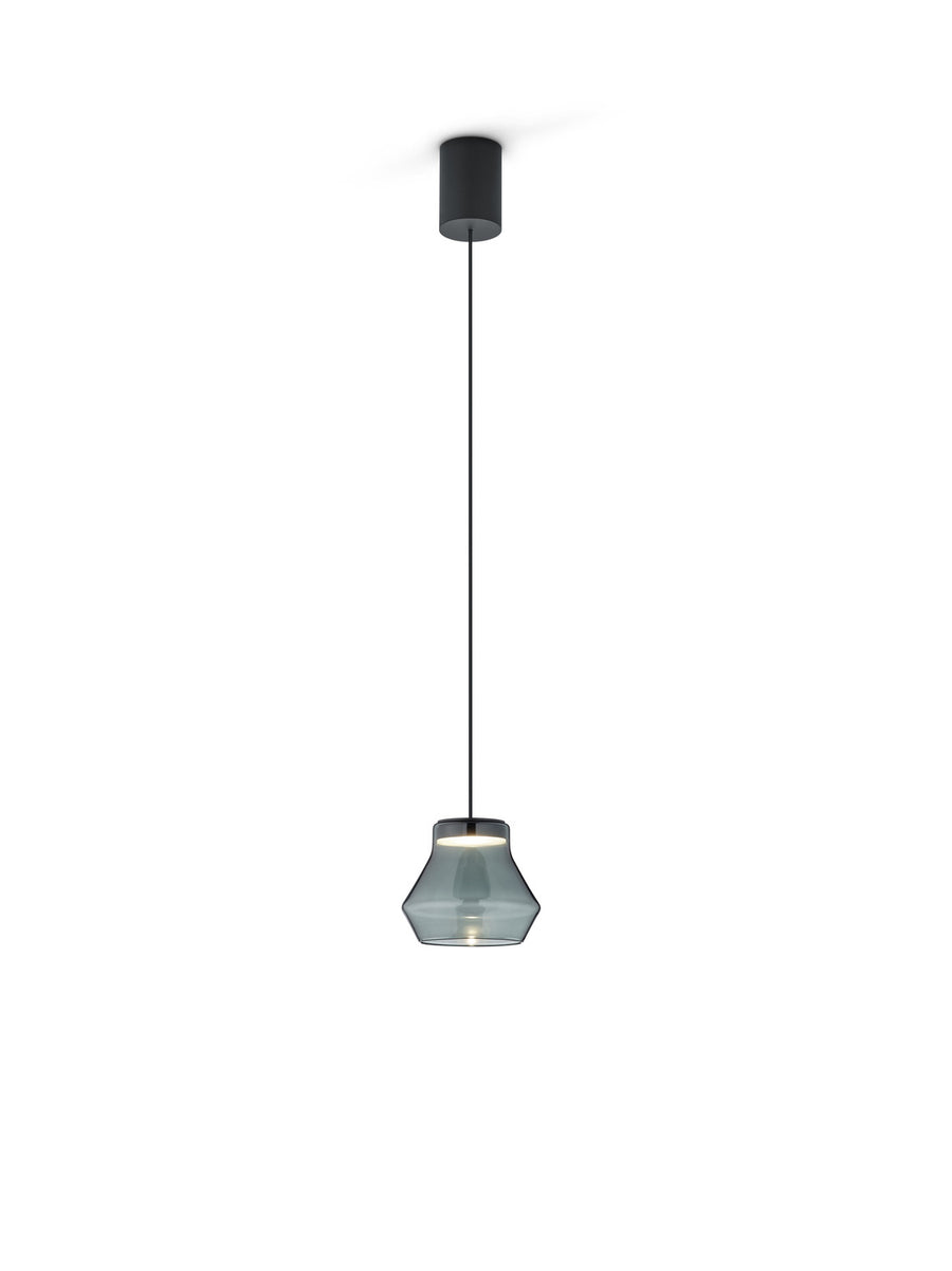 Vue du luminaire suspendu sur fond blanc, câble noir et diffuseur en verre