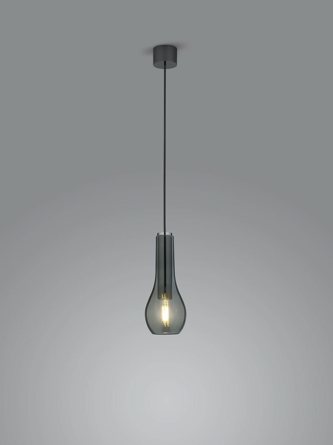 Détail du luminaire vu de profil, abat-jour en verre fumé et ampoule allumée.