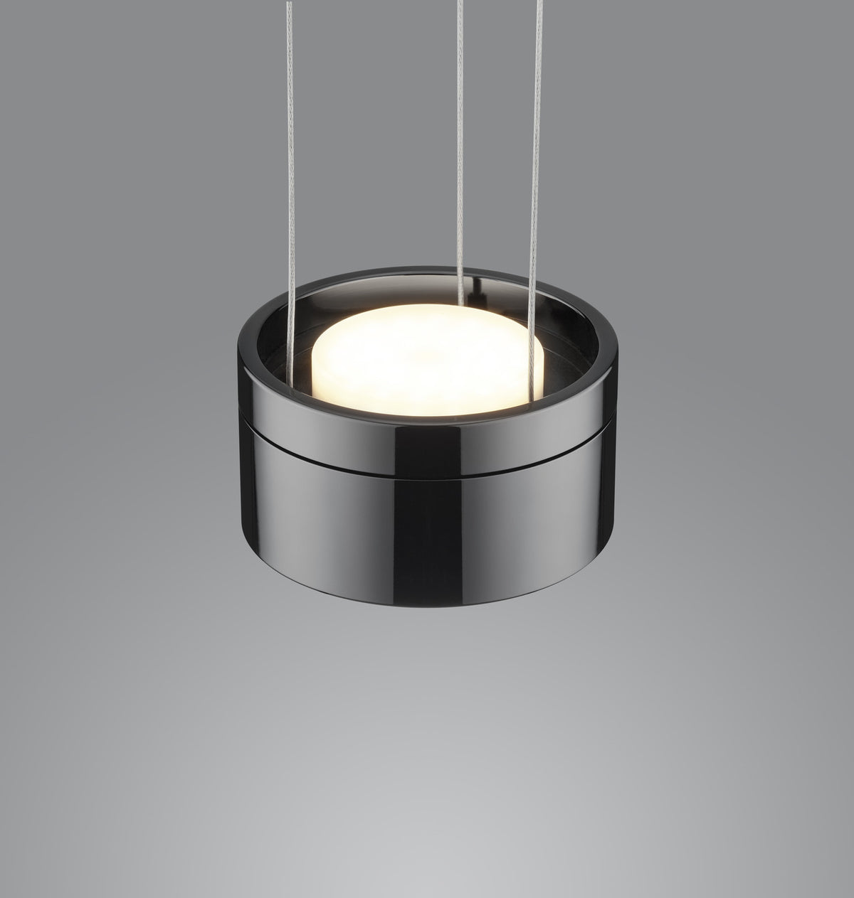 Détail rapproché du diffuseur LED circulaire allumé dans le corps cylindrique