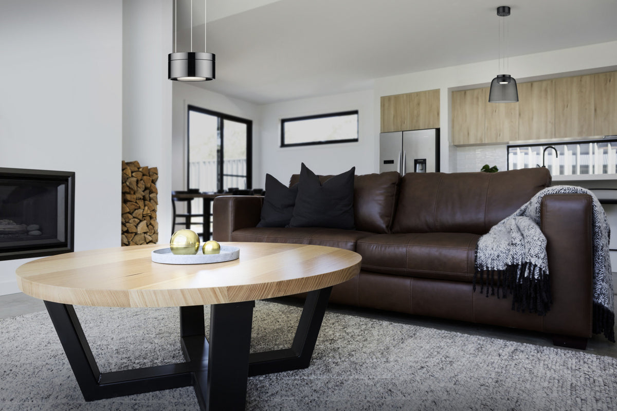 Mise en ambiance dans un salon moderne, suspension au-dessus de la table basse