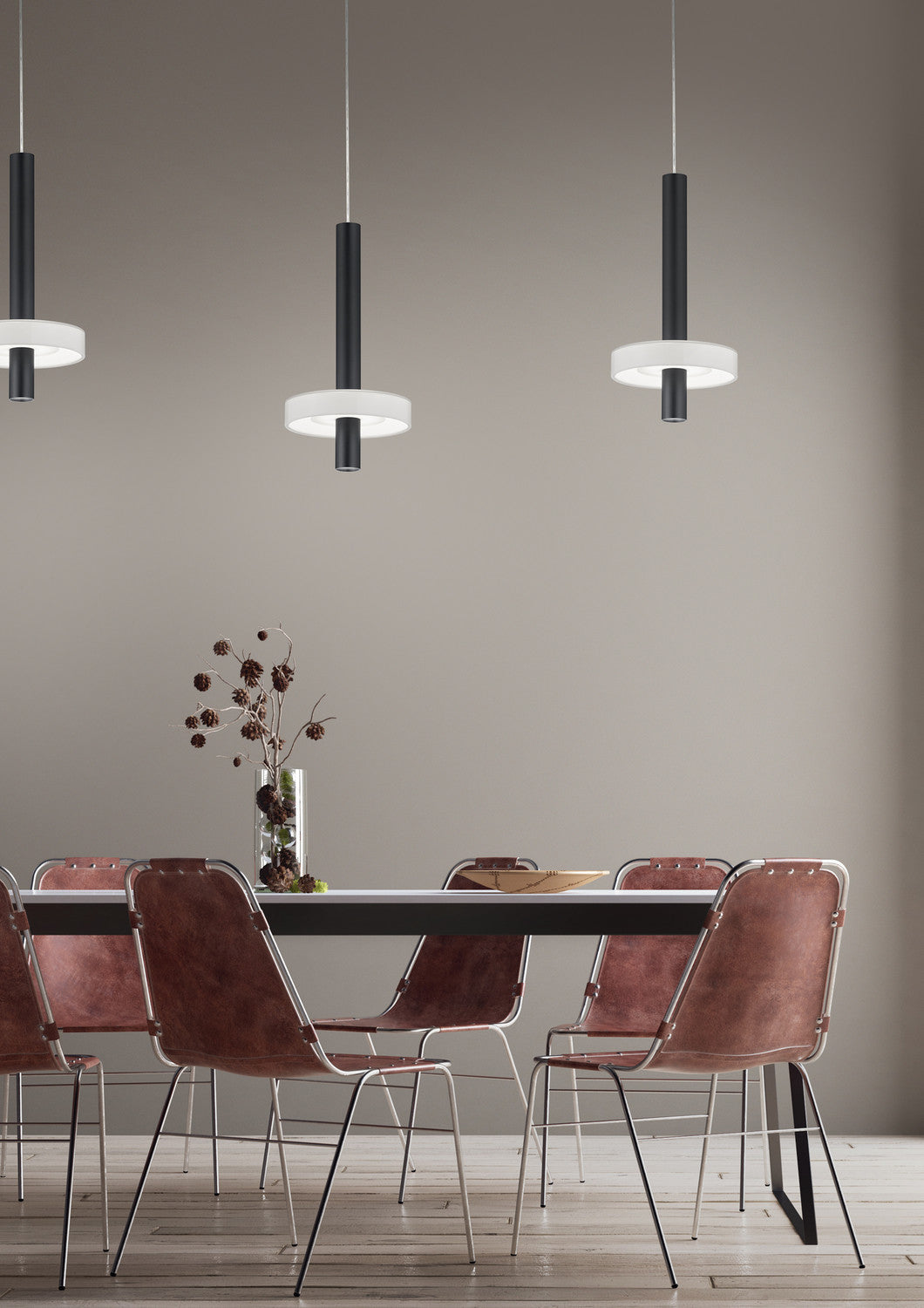 Mise en ambiance au-dessus d'une table à manger et chaises en cuir