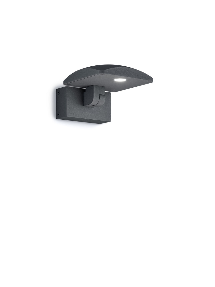 Détail de la finition granulée anthracite et du diffuseur LED sous le capot