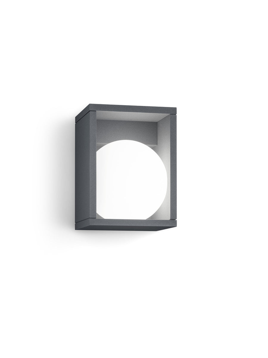 Applique murale présentée sur fond blanc, structure carrée anthracite et diffuseur circulaire lumineux.