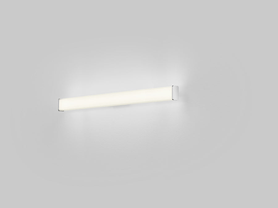 Applique murale linéaire présentée de face sur fond blanc, diffuseur opale allumé