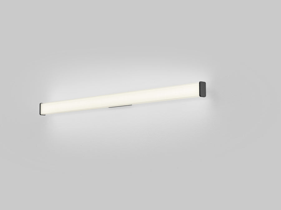 Vue de trois quarts du luminaire allumé sur fond gris clair