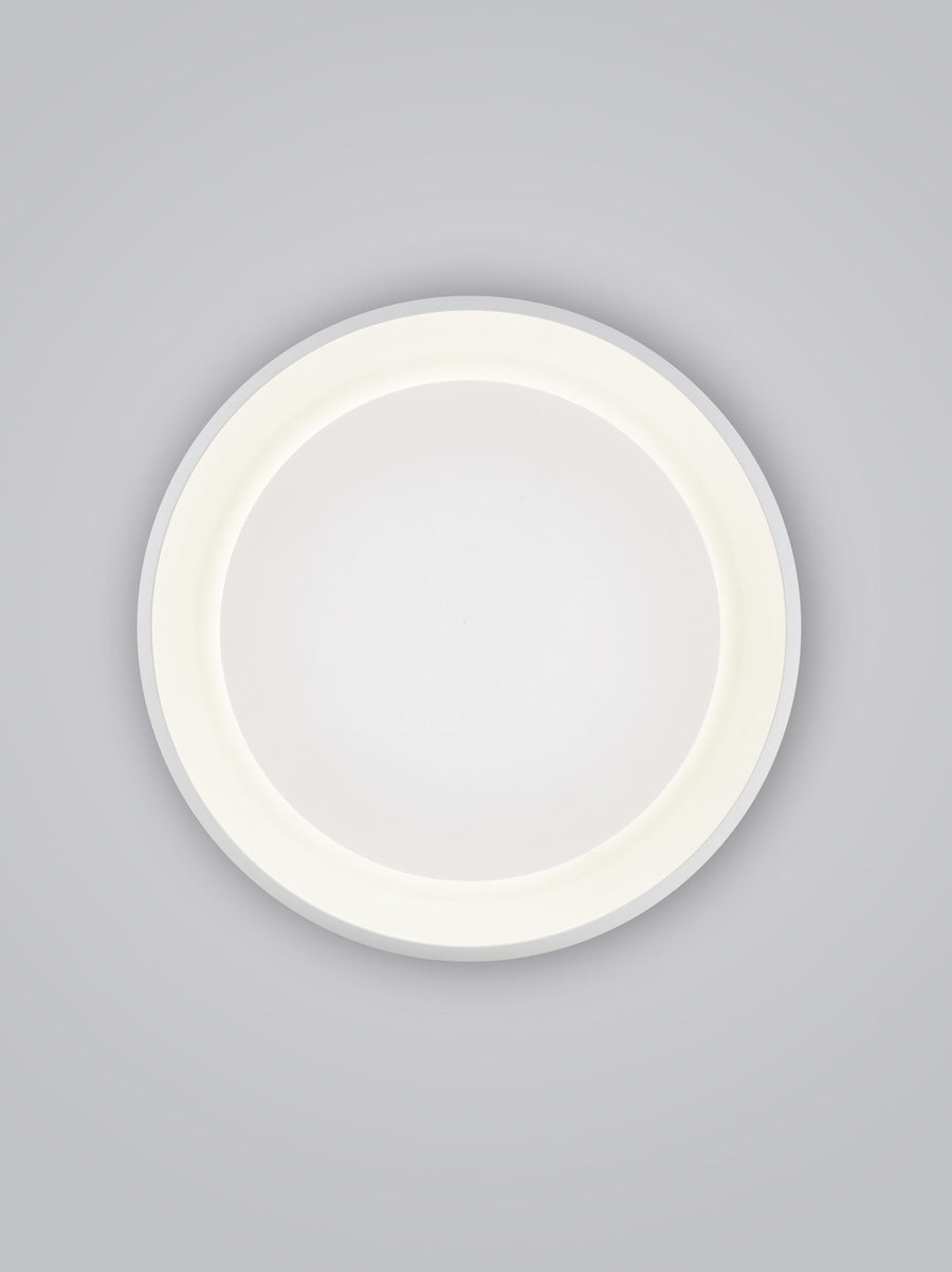 Plafonnier rond blanc de face, anneau et diffuseur central sur fond gris