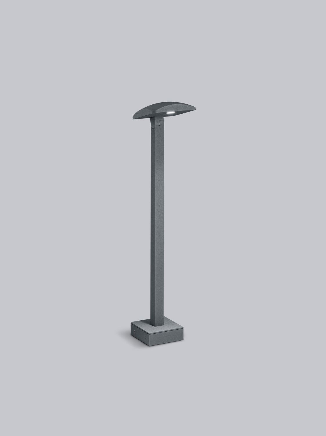 Présentation du luminaire extérieur anthracite, mât rectangulaire et diffuseur orientable en partie haute.