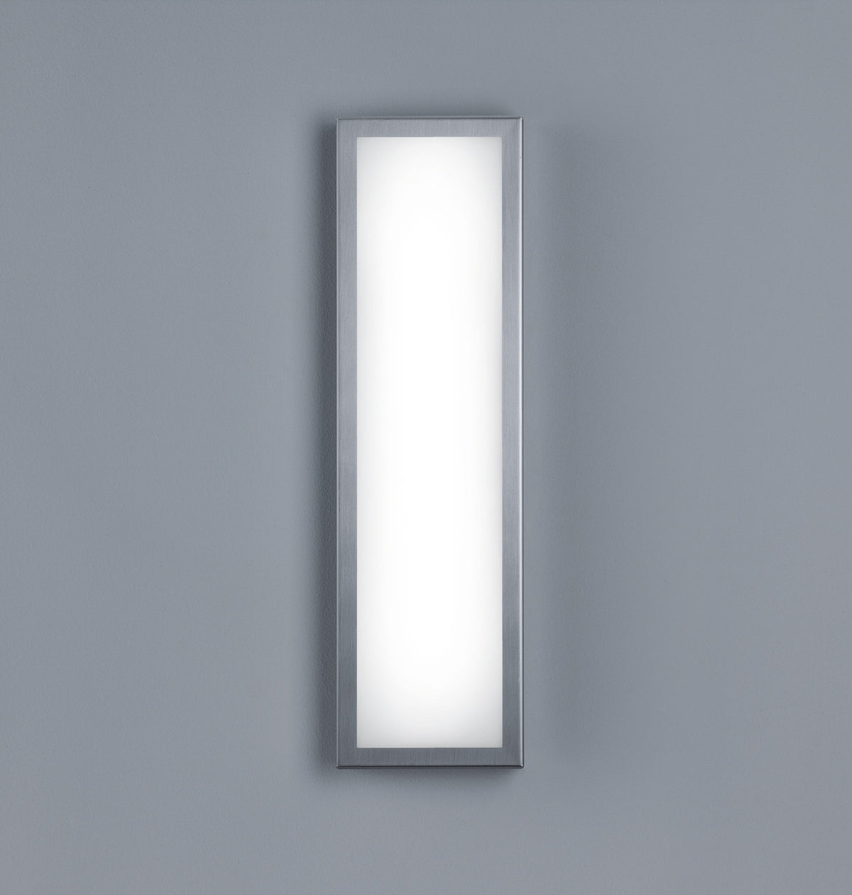 Vue de face du luminaire allumé, cadre inox brossé et diffuseur blanc