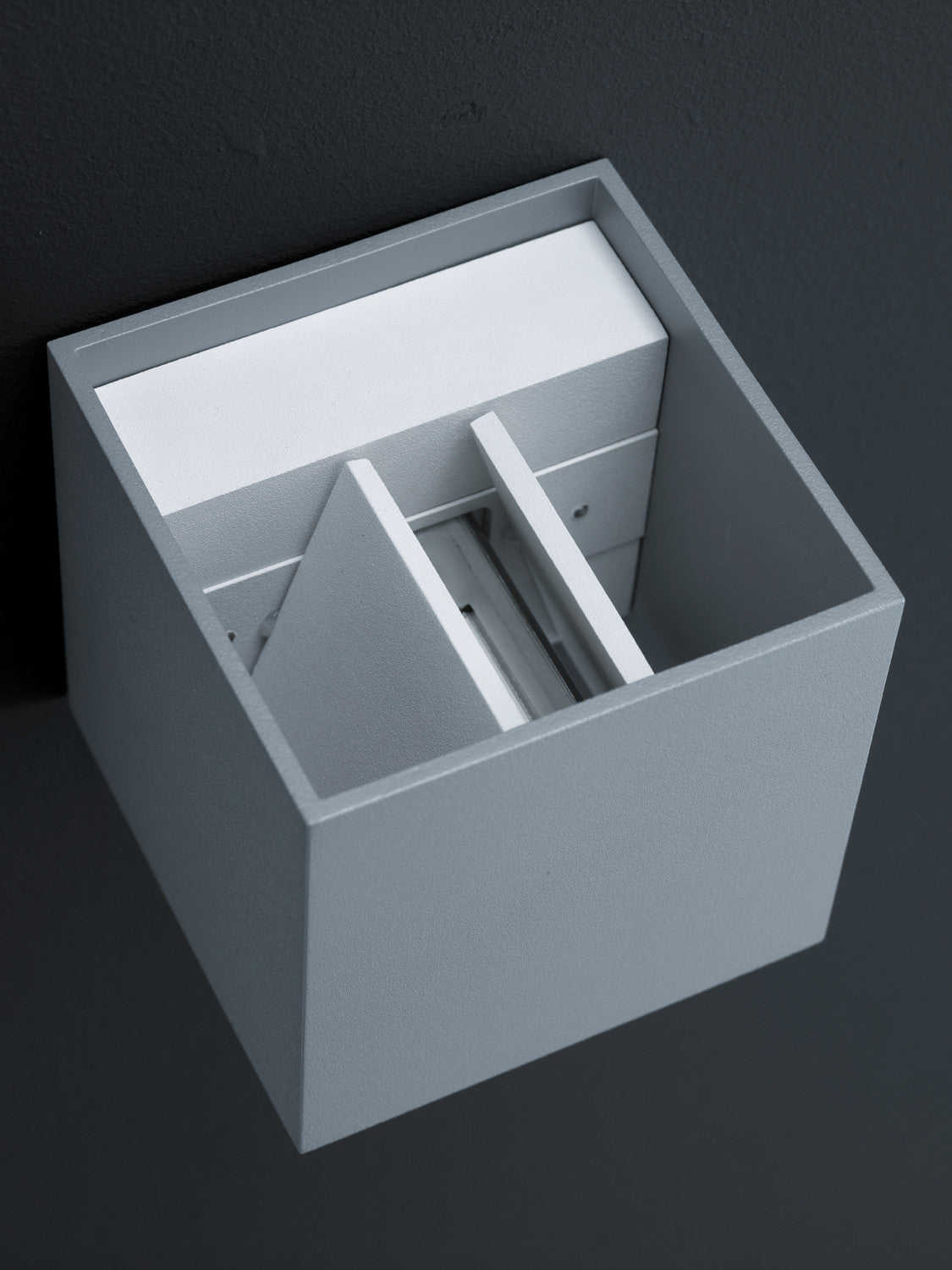 Détail de l'intérieur du boîtier carré avec fixation murale et modules LED verticaux