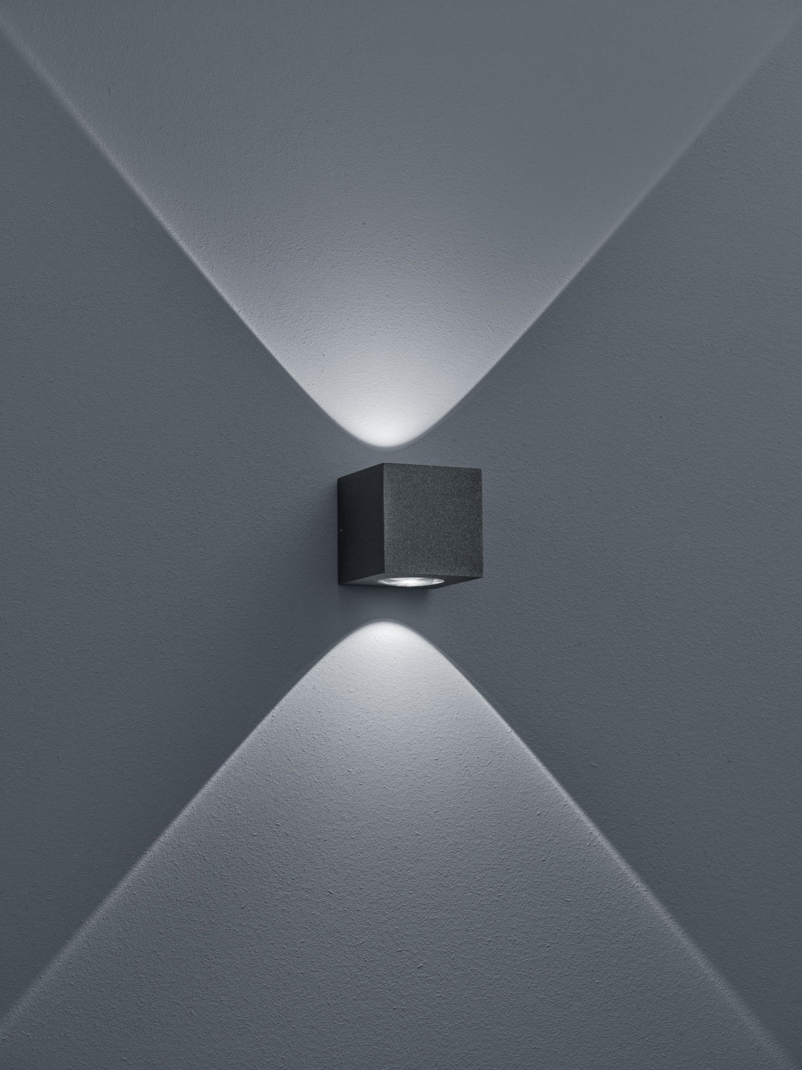 Applique murale cubique anthracite projetant un faisceau lumineux vers le haut et le bas