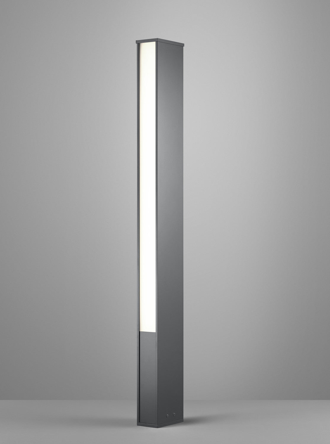 Vue de face du luminaire : longue bande lumineuse verticale et socle sombre