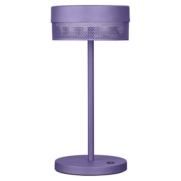 Lampe à poser violette de face sur fond blanc, abat-jour cylindrique perforé