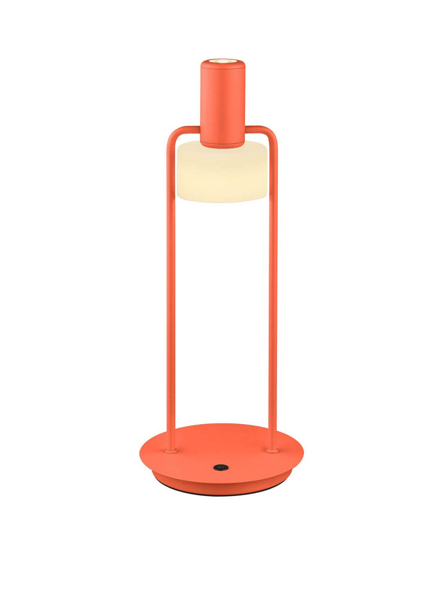 Vue de face du luminaire orange, double tige verticale et abat-jour cylindrique clair.
