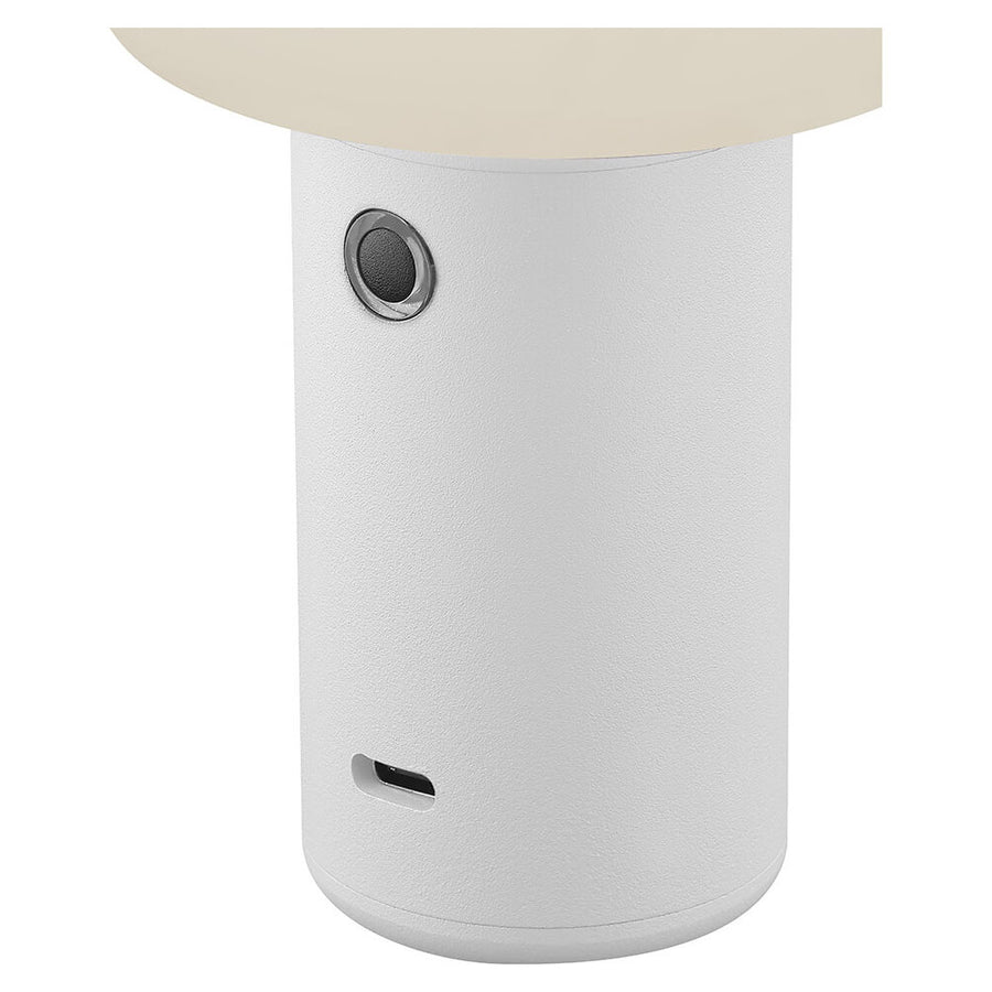 Détail du pied montrant le bouton tactile rond et le port de recharge USB