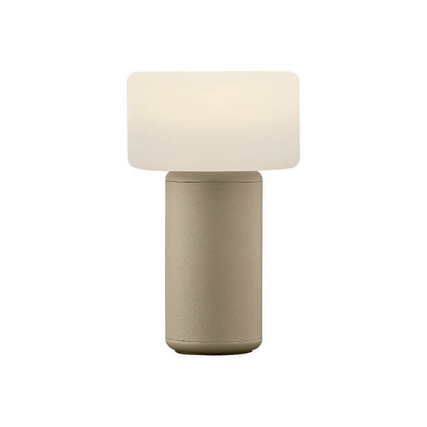 Lampe à poser de face sur fond blanc, abat-jour cylindrique et base beige