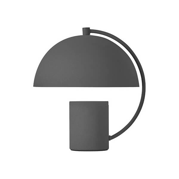 Vue de face de la lampe noire avec abat-jour dôme et bras courbe.