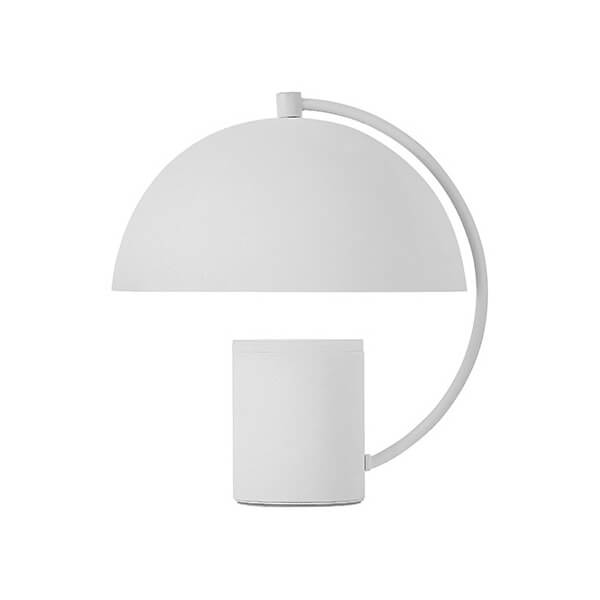Lampe blanche de face, abat-jour demi-sphère et base cylindrique reliés par un arceau.