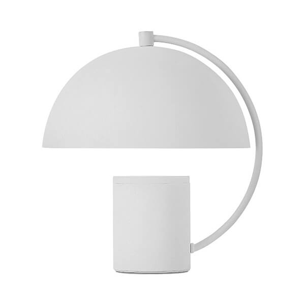 Lampe blanche de face, abat-jour demi-sphérique et pied cylindrique sur fond blanc.