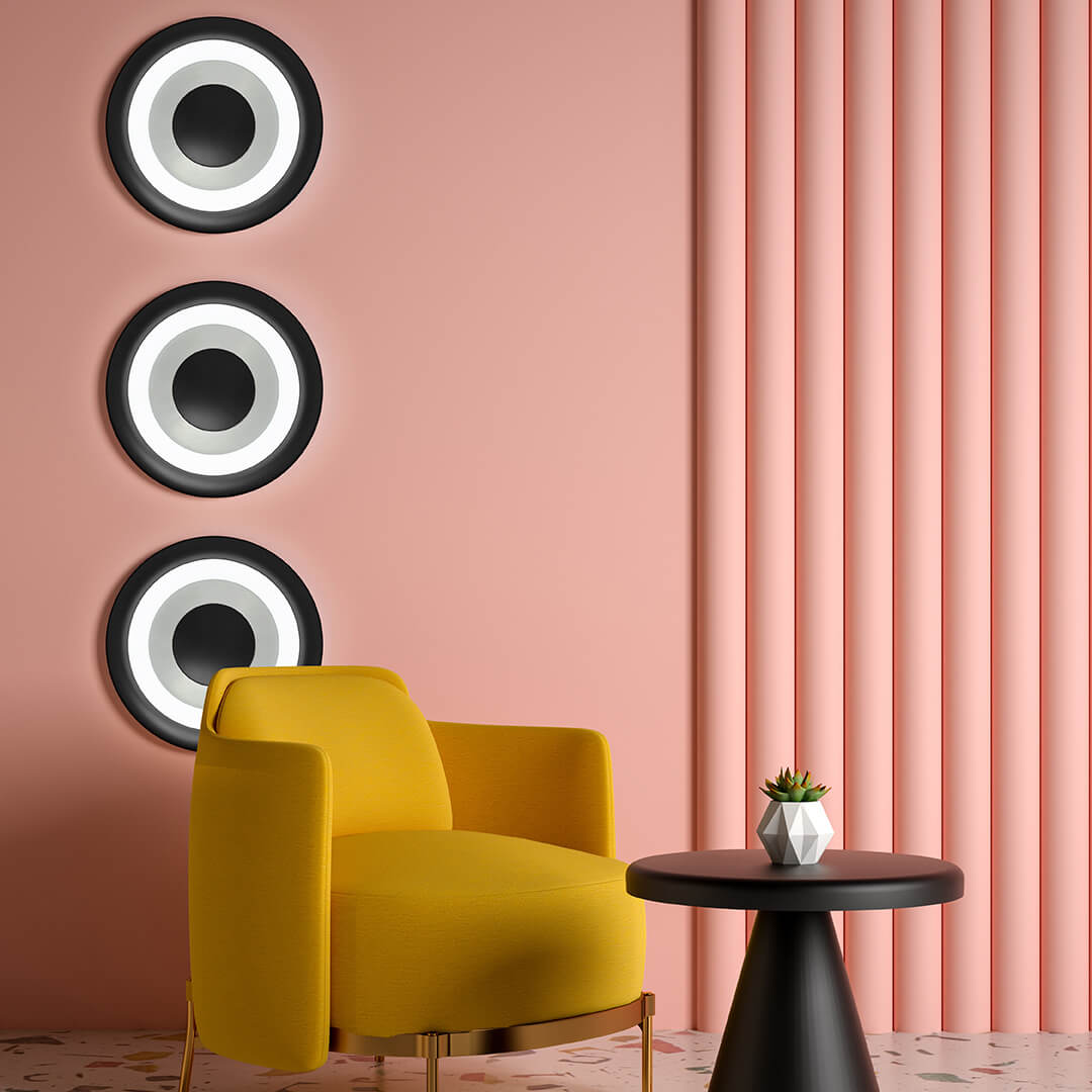 Mise en ambiance avec trois exemplaires alignés verticalement sur un mur rose poudré