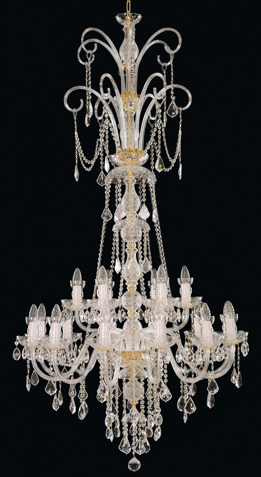 Lustre en cristal entier de face sur fond noir, montrant ses bras et pendeloques