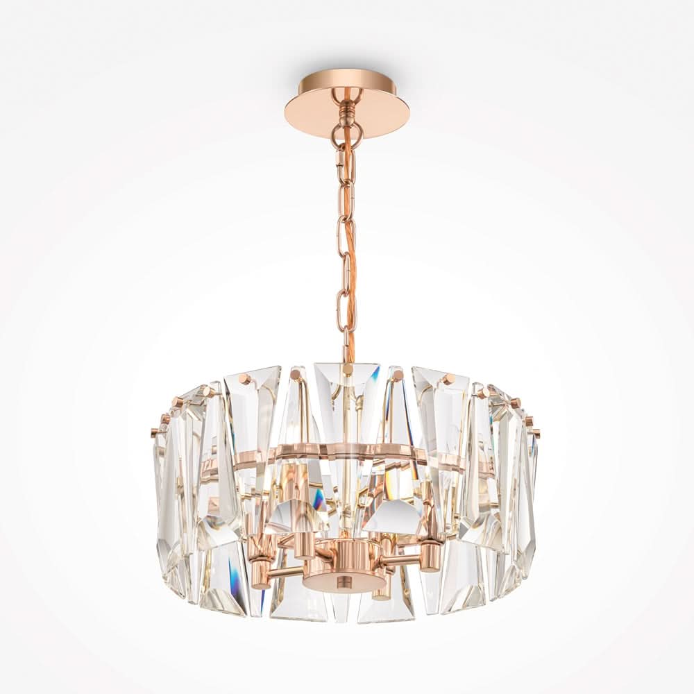 Suspension dorée à une rangée de prismes en cristal taillé, vue de face sur fond blanc.
