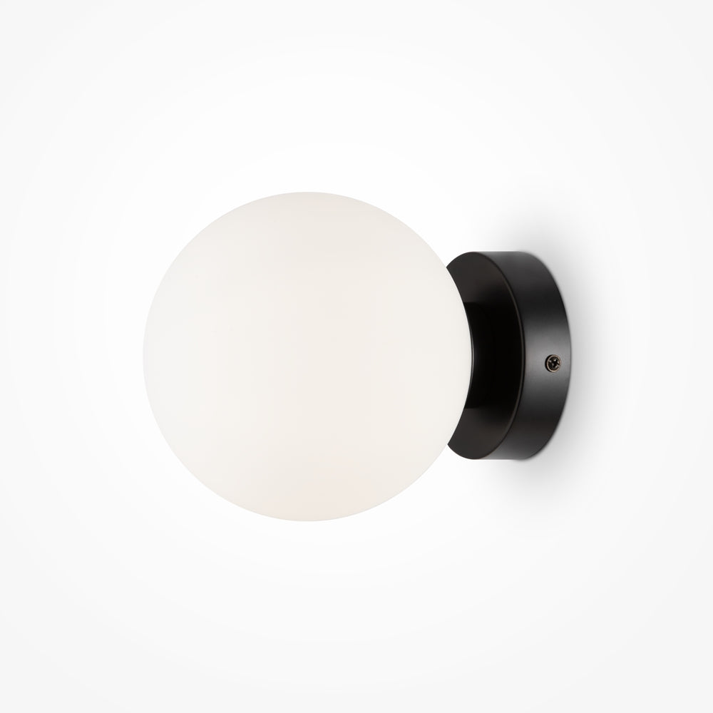 Vue de face d'une applique murale noire avec globe en verre opalin