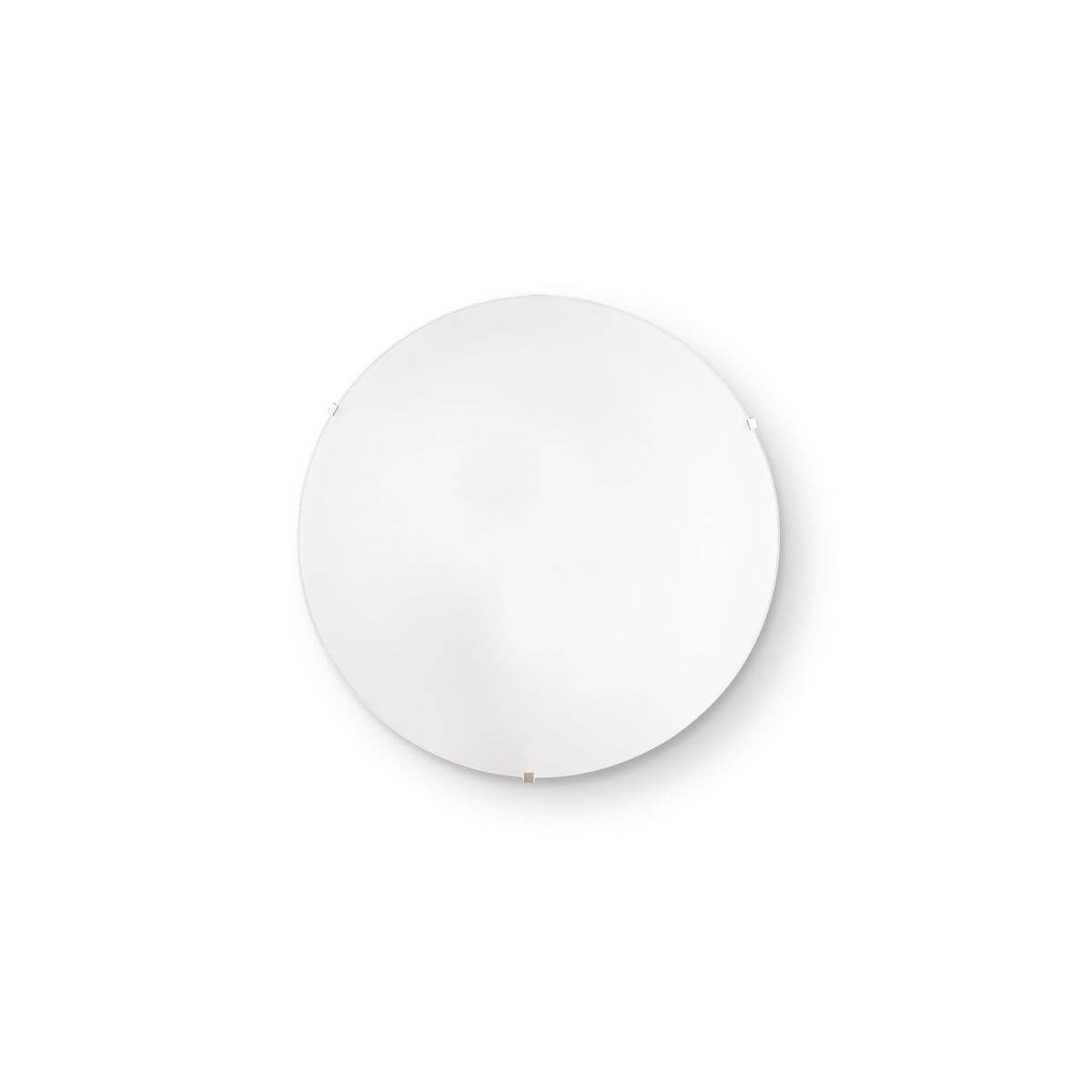 Plafonnier rond en verre blanc opalin photographié de face sur fond neutre