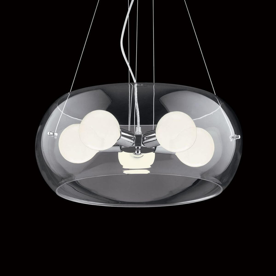 Luminaire allumé sur fond noir révélant les détails en métal chromé et le verre