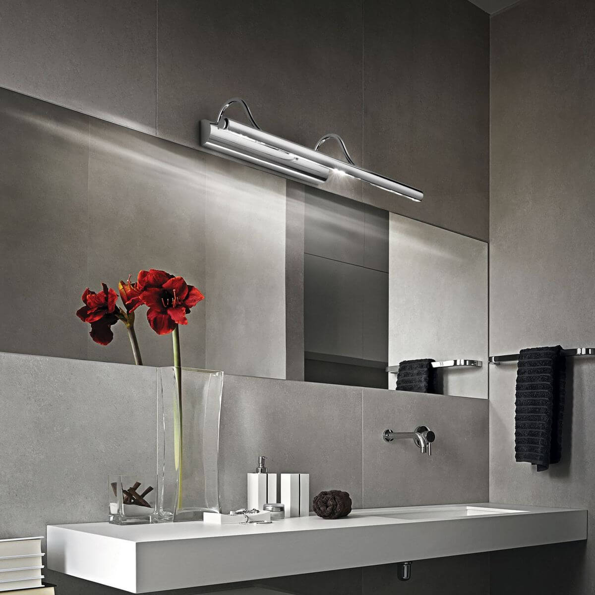Mise en ambiance de l'applique au-dessus d'un miroir dans une salle de bain moderne