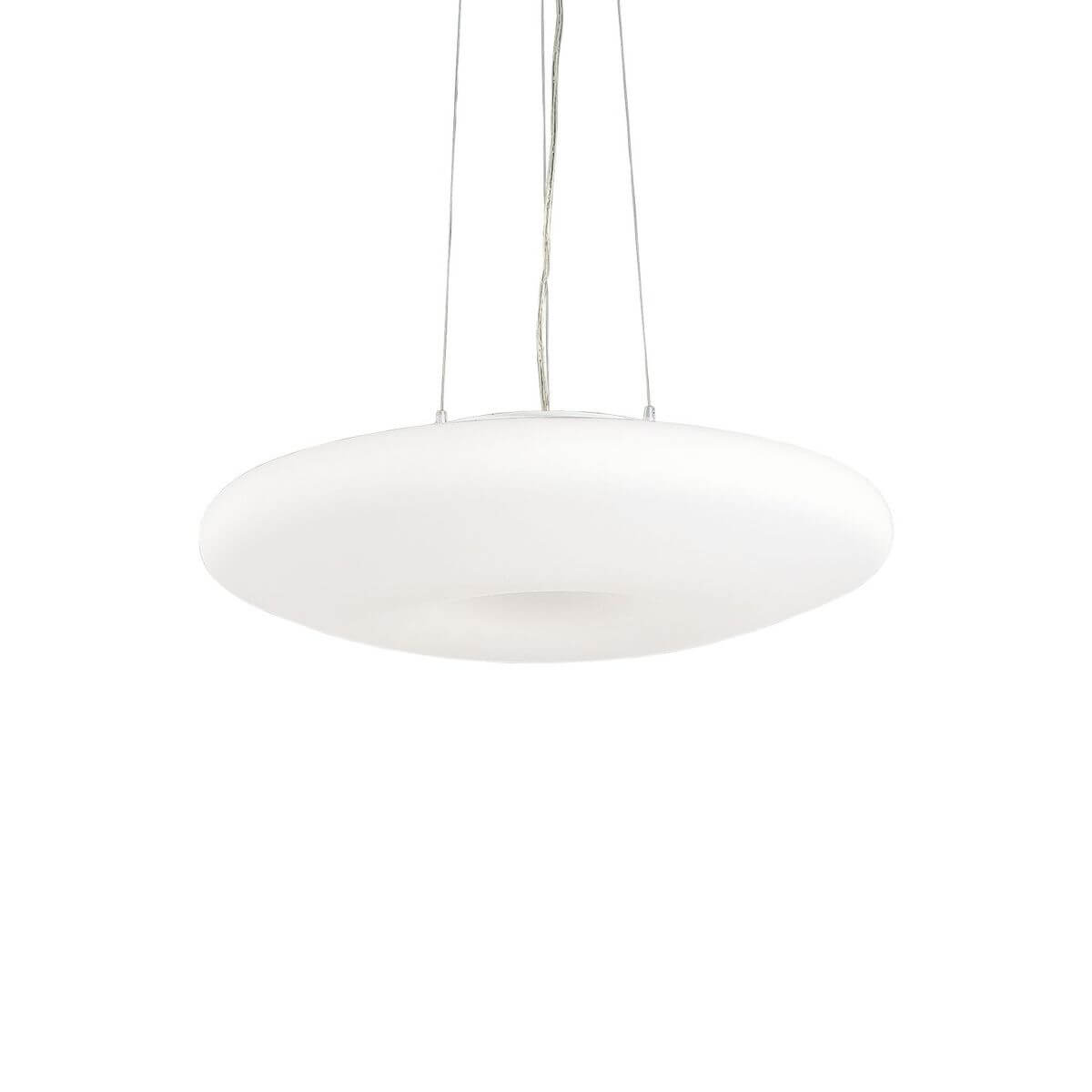 Suspension blanche de forme ovale en verre, vue de face sur fond blanc