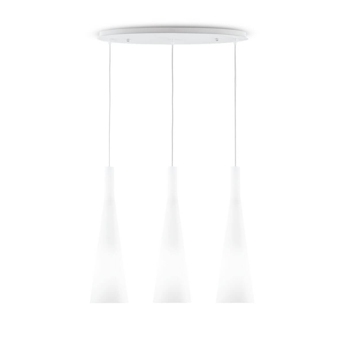Suspension blanche à trois abat-jours en verre dépoli, suspendue sur fond blanc