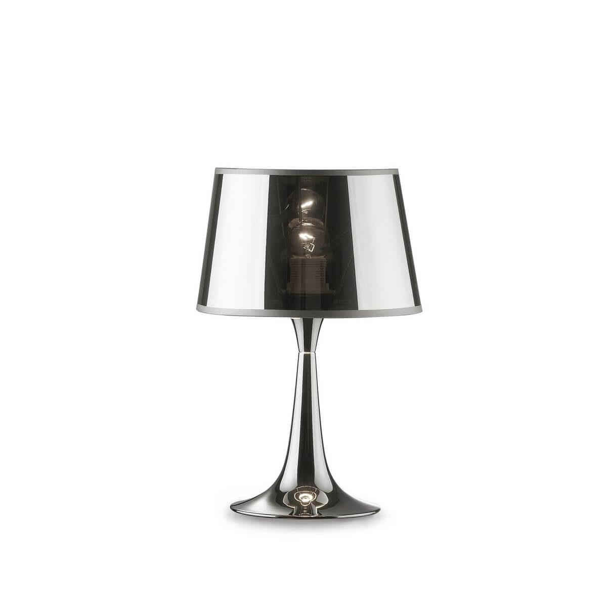 Lampe à poser chromée vue de face, abat-jour conique et pied tulipe brillant