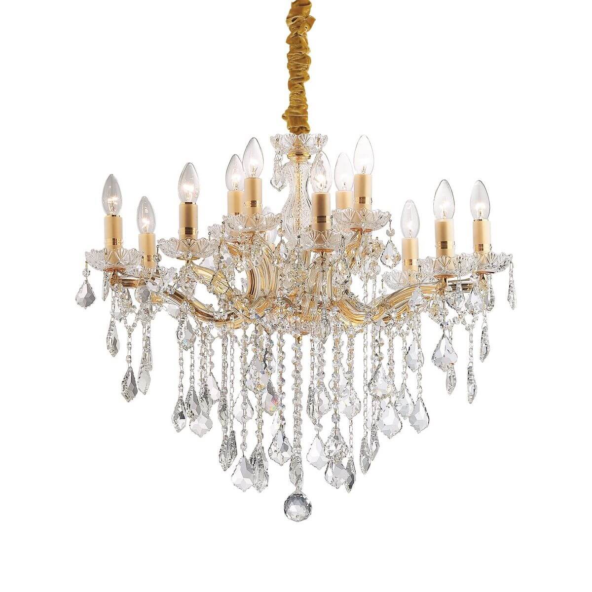 Suspension dorée douze lumières avec pampilles en cristal taillé sur fond blanc