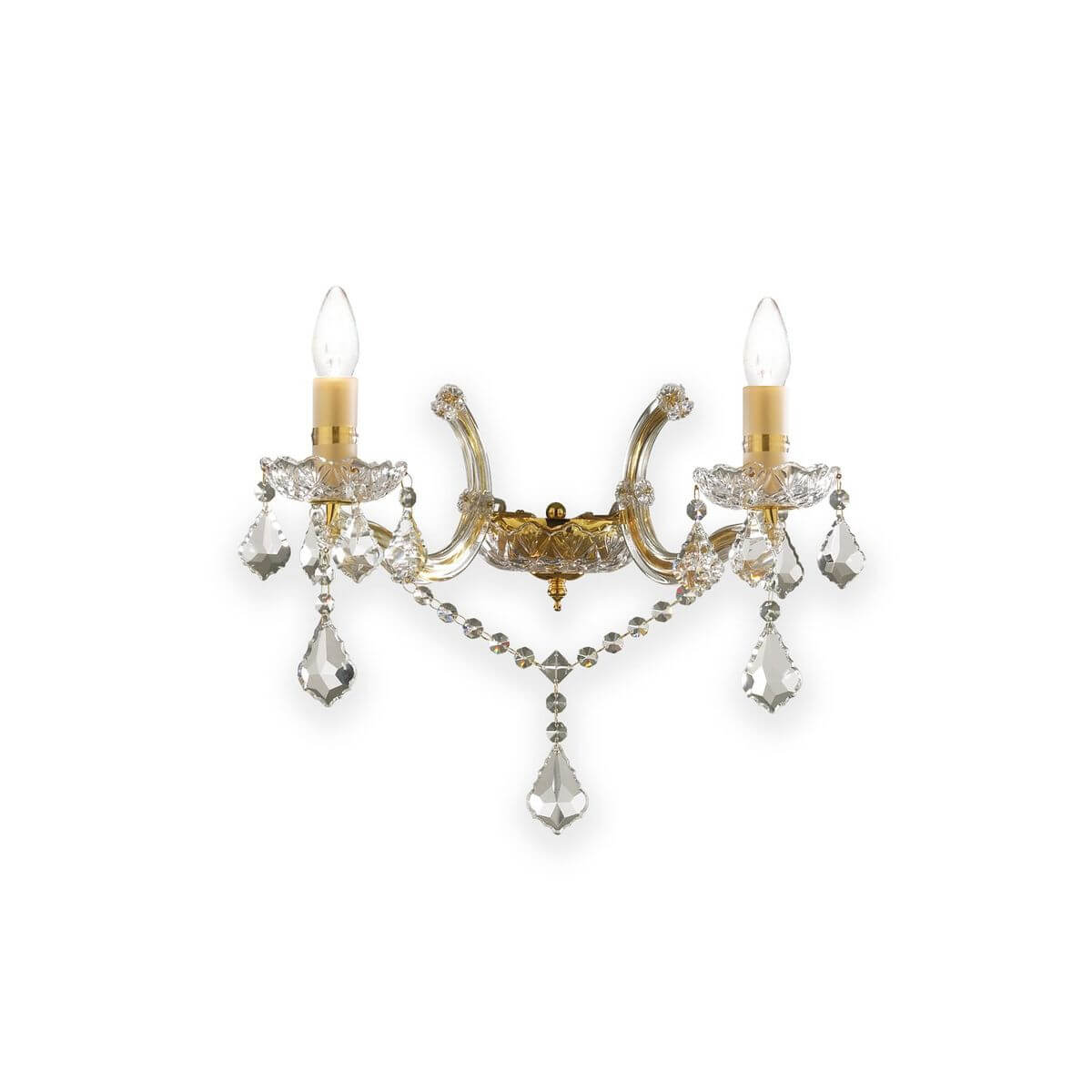 Applique murale dorée deux bras avec pendentifs en cristal sur fond blanc.