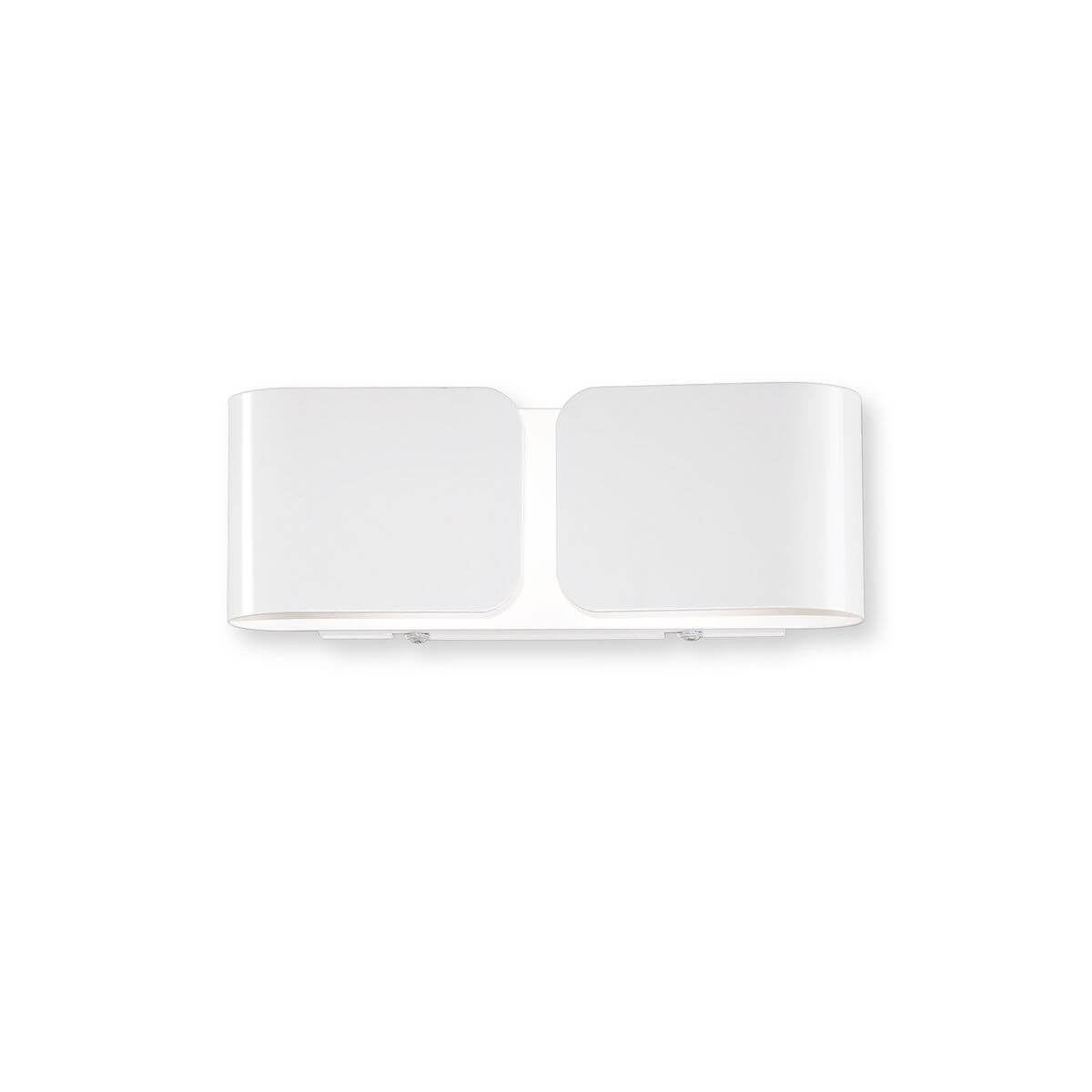 Applique murale blanche à deux abat-jours rectangulaires arrondis, vue de face sur fond blanc