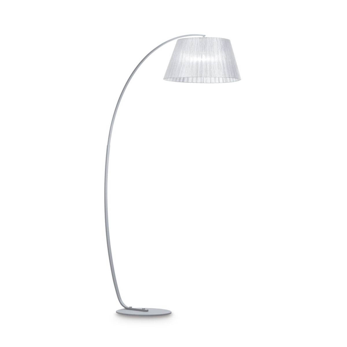 Lampadaire argenté vu de face, tige arquée et abat-jour conique en tissu clair