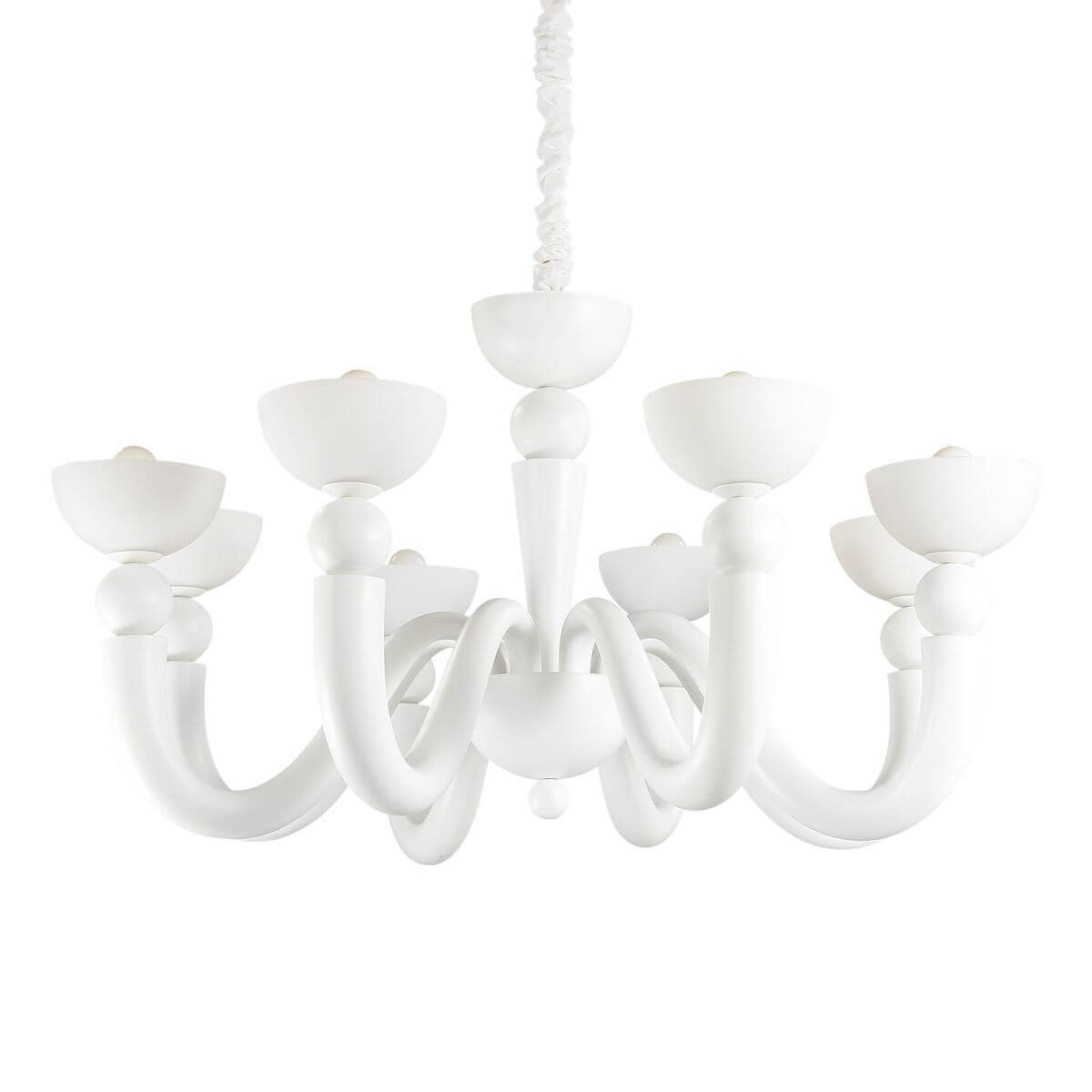 Suspension blanche à huit lumières en verre opalin, vue de face sur fond blanc
